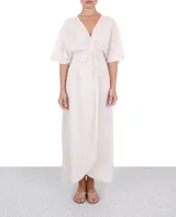 Vestido kaftan largo color crudo, con escote en V, mangas cortas amplias y nudo en la cintura.