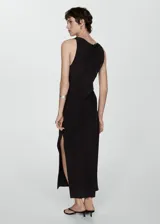 Vestido midi negro de breteles finos con detalle de nudo en uno de los breteles.