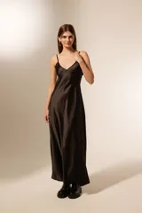 Vestido largo negro de poliéster, al cuerpo, con cierre, elástico y cuello en V.