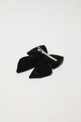 Moña grande de terciopelo negro para el pelo.