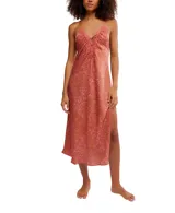 Vestido lencero (slipdress) de largo midi, con estampado paisley en tonos rosados y marrones. Presenta escote pronunciado en V con detalle de encaje en el borde y un lazo central, tirantes finos y una abertura lateral en la falda.