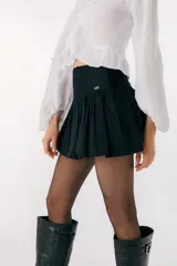 Minifalda blanca con volados y cintura alta.