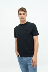 Remera negra de manga corta con logo estampado en el pecho y corte regular.