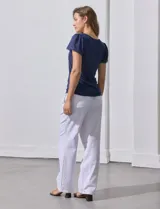 Remera azul de mangas cortas con detalle de frunces en los hombros.