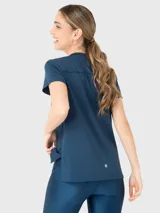 Remera deportiva azul de manga corta con cuello en V y logo pequeño en el pecho.