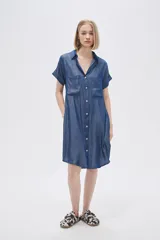Vestido camisero azul de viscosa con cuello, botones y mangas cortas.
