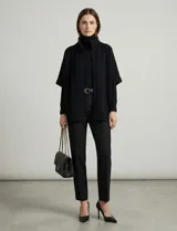 Capa tejida color fucsia, con cuello alto abotonado y mangas cortas estilo japonesa. Tejido de punto grueso.