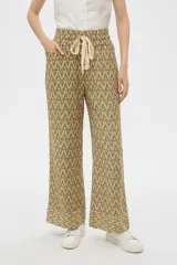 Pantalón de viscosa con estampado geométrico en tonos beige y marrón. Tiene corte ancho, cintura elastizada con cordón y bolsillos laterales.