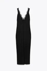 Vestido midi negro de tirantes con escote en pico y detalle de encaje en el escote.