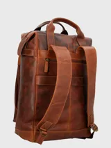 Mochila de cuero color marrón con doble asa de mano y correas acolchadas ajustables. Presenta un compartimento principal con cierre de cremallera, bolsillo acolchado interior para laptop, bolsillo interior con cierre, dos bolsillos frontales con cierre lateral, bolsillo trasero con cierre y forro interior de poliéster reciclado.
