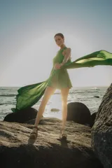 Short de jean azul francia con corte evasé y ruedo desflecado.