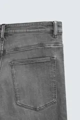 Pantalón de jean color beige, corte skinny, tiro medio, largo cropped y cinco bolsillos.