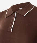 Blusa de punto color marrón, con cuello polo y ribete blanco contrastante. Tiene mangas largas y cierre frontal parcial con botones.