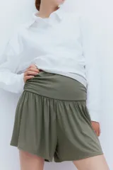 Short verde militar de punto acanalado fino de viscosa, con cintura ancha y costuras laterales fruncidas que crean un efecto drapeado.
