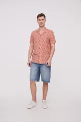 Camisa de manga corta, con estampado de palmeras en tonos beige y gris.