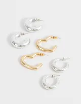 Set de tres pares de aros tipo argolla: dos plateados y uno dorado, con cierre de tope a presión.