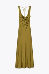 Vestido largo color verde oliva de satén, con escote drapeado y tirantes finos que se atan en la espalda.