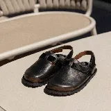 Zueco de cuero vacuno color negro, con suela de caucho, plantilla anatómica y tira con velcro en capellada y talón para mayor ajuste.