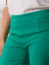 Pantalón verde esmeralda de gabardina elastizada, marca Zac & Rachel. Corte recto, pretina ancha pespunteada, bolsillos simulados y largo al tobillo.