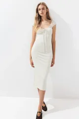 Vestido midi ajustado de punto elástico con estampado floral, manga japonesa elástica y escote en V con cordón para ajustar.