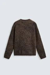 Jersey marrón con diseño jacquard pixelado en negro, de corte relaxed, cuello redondo y manga larga con terminaciones en rib.