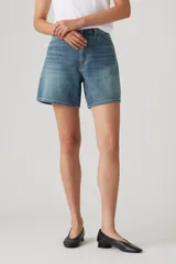 Short de jean celeste de tiro alto, corte holgado y largo a la rodilla.