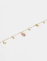 Collar corto dorado con cadena de eslabones y dijes colgantes de corazones con strass, corazones de metal y cuentas de colores.