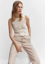 Pantalón color beige de corte recto y fluido, con cintura elástica ajustable con lazo.