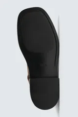 Botín marrón de piel con acabado serraje, cierre de cremallera lateral, plantilla de piel, horma cuadrada y suela a contraste con ligero tacón.