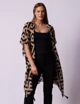Kimono tejido con estampado geométrico en tonos rosa y verde, con terminación de ruedo con borlas verdes.