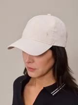 Gorro con visera color beige confeccionado en lino, con logo bordado en el lateral.