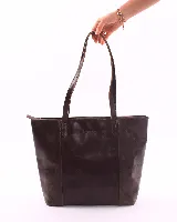 Bolso tote de cuero color suela con textura tipo cocodrilo, doble asa de hombro y cierre superior. Incluye bolsillo interior y llavero.