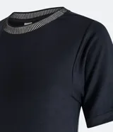Vestido corto negro de viscosa con mangas cortas y cuello redondo de punto en color blanco y gris.