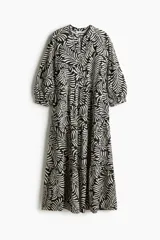 Vestido midi de algodón con cuello mao, escote en V con botones y mangas globo tres cuartos con puños finos. Falda acampanada con fruncido escalonado para dar volumen.