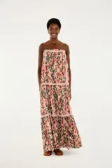 Vestido largo de tirantes finos con estampado floral, escote cuadrado y capas fluidas.