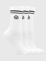 Pack de tres pares de calcetines blancos de largo intermedio, con dos rayas horizontales negras en el borde superior y logo bordado en el lateral.