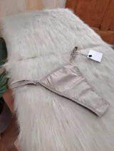 Microtanga color arena de algodón.