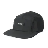 Gorro negro de cinco paneles con visera plana, confeccionado en nylon reciclado y ajuste trasero con broche regulable.