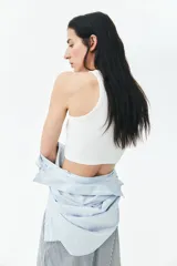 Musculosa corta blanca de punto acanalado de algodón, con corte ajustado y ribete fino en escote y sisas.