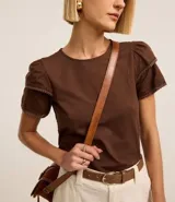 Blusa color verde oliva de mangas cortas con detalle de ganchillo en las mangas.