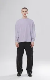 Remera manga larga lila con puños y cuello de ribb al tono, de calce regular.