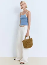 Top de punto fino color azul claro, ajustado al cuerpo, con tirantes finos y ribetes de contraste blancos en el escote y el ruedo.