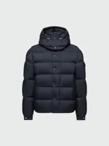 Campera puffer azul marino de plumas con capucha desmontable, cierre frontal con botones a presión y bolsillos laterales con solapa. Marca Moncler, modelo Vezere.