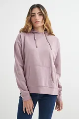Buzo hoodie lila con capucha y cordones ajustables, bolsillo tipo canguro y corte holgado.