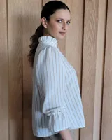 Blusa celeste con cuello mao y mangas abullonadas.