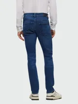Jean de corte slim fit color azul oscuro.
