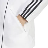 Campera Adidas blanca con detalles en rojo y negro, con cierre frontal y cuello alto. Presenta el escudo del Club Atlético River Plate en el pecho y las tres tiras características de Adidas en las mangas.