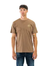 Remera celeste con estampado circular en el pecho, con texto en verde y negro.