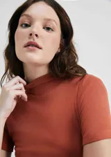 Camiseta verde claro de tela acanalada, con cuello alto y mangas cortas.