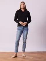 Cárdigan tejido negro con cuello con solapa y abertura central con cierre. Delantera con bolsillos simulados.